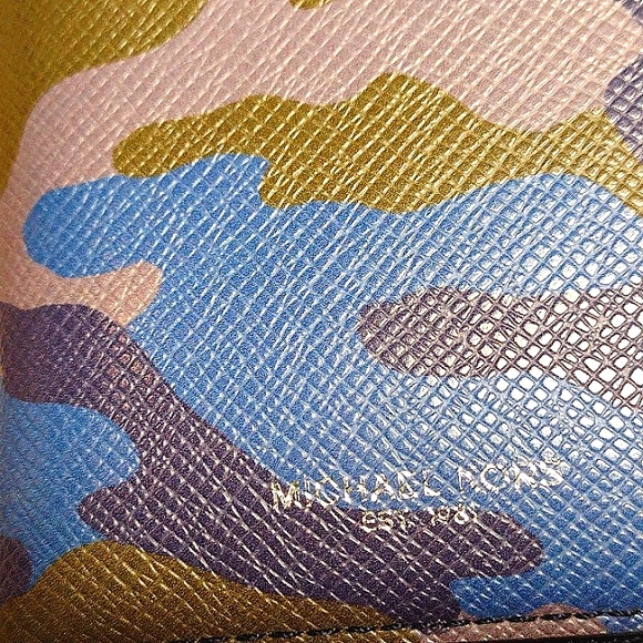 Michael Kors Camo Continental Wallet - Picture 2 of 14